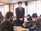 子どもたちの対局を見守る藤井聡太王将（中央）＝大田市三瓶町、国民宿舎さんべ荘