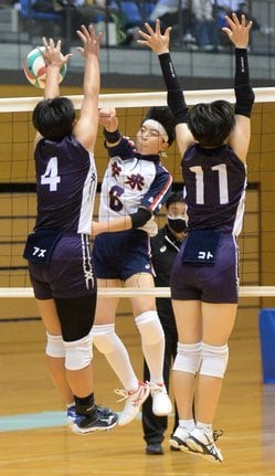 【女子決勝・安来ー大社】第２セット、安来の飯塚優希（中央）がスパイクを決める＝松江市総合体育館