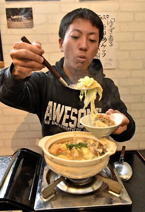期間限定の特製アンコウ鍋を器に盛り付けるＢＢ大鍋グランプリのスタンプラリー参加者＝浜田市原井町、石州まる姫食堂