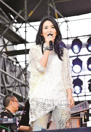 竹内まりやさんのライブ映像配信の一場面（ＳＰＡＣＥ　ＳＨＯＷＥＲ　ＳＷＥＥＴ　ＬＯＶＥ　ＳＨＯＷＥＲ　２０１２）