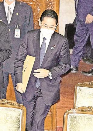 衆院本会議に臨む岸田首相＝２５日午後