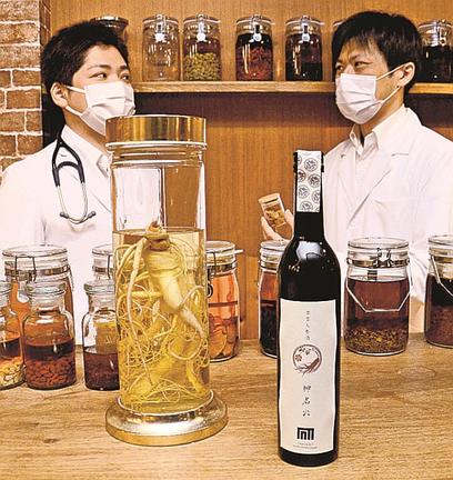 商品化された薬用酒「神名火」（手前右）と、原料の雲州人参（同左）＝出雲市内