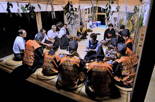 舞台の上で舞い手と自治会役員たちが酒を交わす「幣之盃」。隠岐島後の珍しい神楽を受け継ぐ