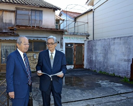 空き家の状況を確認する足立哲也会長(左)と門脇勉事務局長=松江市本庄町
