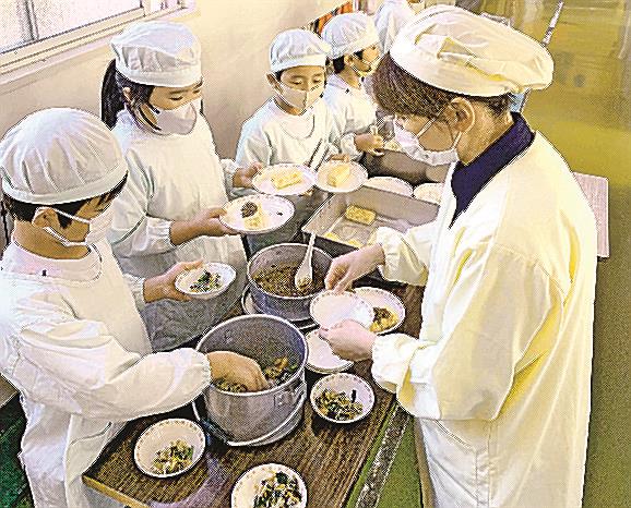 給食の配膳をする児童たち。島根県吉賀町は２０１５年度から給食費を無償化している＝吉賀町柿木、柿木小学校