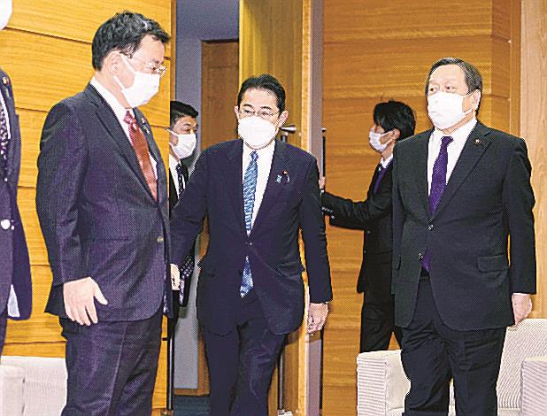 ２０２３年度予算案を決める臨時閣議に臨む岸田首相＝２３日午後、首相官邸
