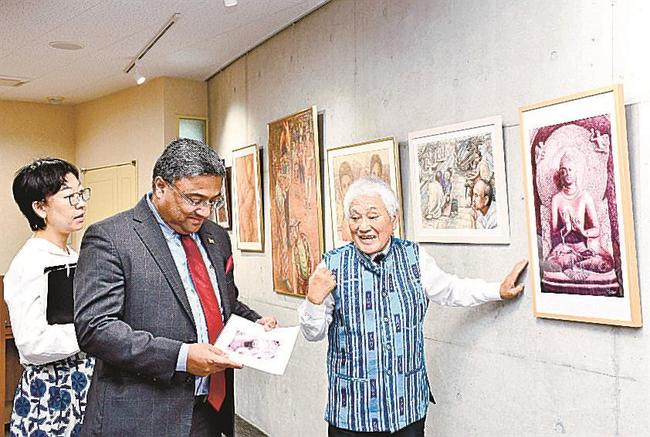 シビ・ジョージ駐日インド大使（中央）にインドをテーマに描いた水彩画の説明をする原田繁昭さん＝松江市八束町波入、中村元記念館