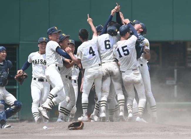 32年ぶりとなる夏の甲子園出場を決め、喜ぶ大社ナイン。応援団の熱い夏も始まる=７月27日、出雲市・島根県立浜山公園野球場