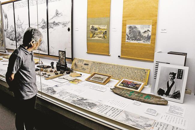夏季展の展示内容を確認する尾方豊専門員＝島根県奥出雲町上阿井、可部屋集成館