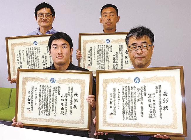 理事長賞や若手奨励賞を受けた４人の教職員＝松江市西生馬町、松江工業高等専門学校