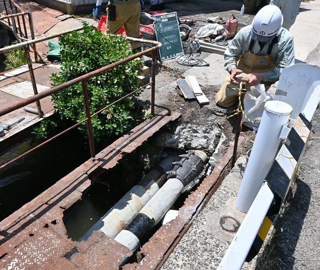 水道管の修繕をする作業員＝松江市美保関町