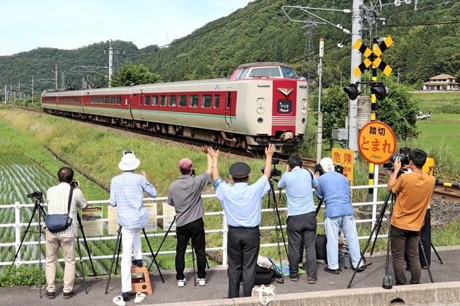 ３８１系最後の定期運用となった特急やくも１号を見送る鉄道ファンら＝鳥取県日野町下榎