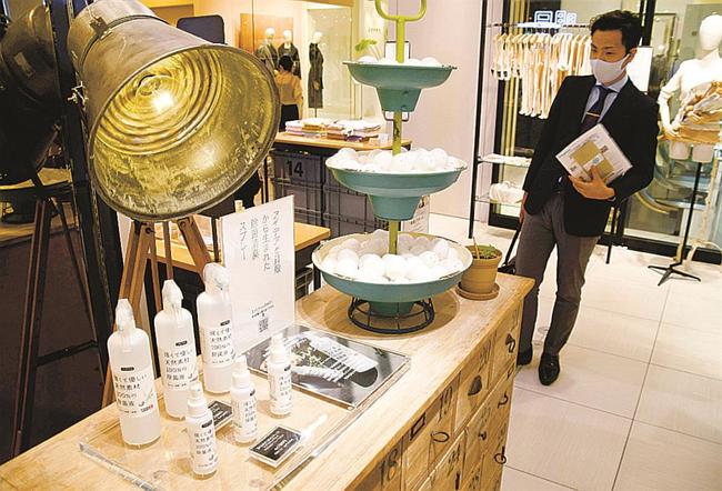 大丸東京店で開かれた「Ｄ２Ｃ」ブランド売り場の内覧会＝５日、東京都千代田区