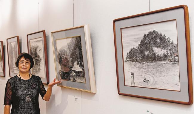 安来市内の風景を題材にした作品を紹介する内田洋彩さん＝安来市安来町、和鋼博物館市民ギャラリー