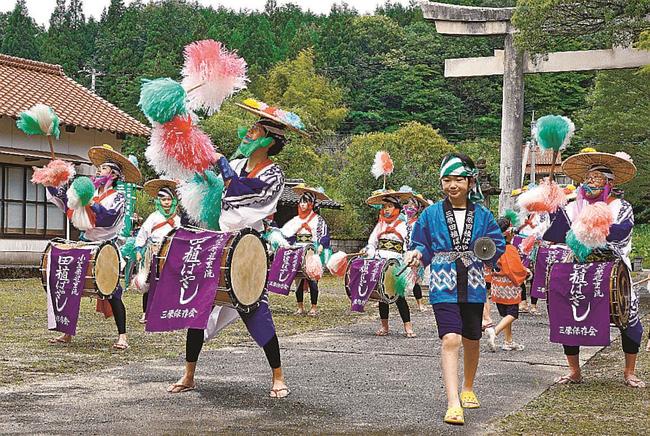 田植え歌に合わせ、太鼓をにぎやかに打ち鳴らすはやし手たち＝島根県川本町南佐木、三原八幡宮