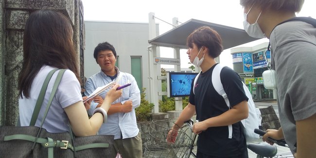 選択的夫婦別姓についての質問に答える学生たち＝松江市内