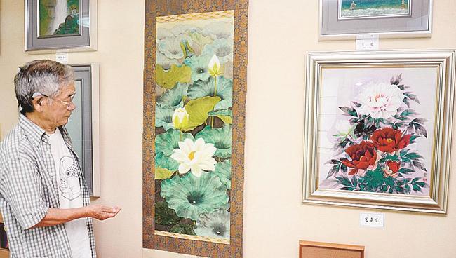 展示された作品を紹介する大久保徹哉さん＝松江市鹿島町北講武、ぎゃらりー彩路