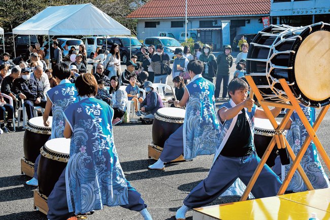 潜戸太鼓の演奏を楽しむ来場者＝松江市島根町大芦、マリンゲートしまね