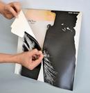 「スティッキー・フィンガーズ」のジャケットの切れ込みを開き、ジッパーを下ろすと、アンディ・ウォーホルの名前の入った白いブリーフが現れる