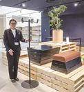 跳び箱をテーブルと椅子に、ゴルフパターをハンガーに変身させたアップサイクル品＝前橋市の「ＲＥＭＡＲＫＥＴ」