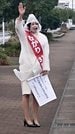 選挙活動中の中村ひかりさん。選挙カーは無く、小型の拡声器のみを使って演説した（中村さん提供）