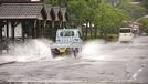 土砂降りの雨で水しぶきを上げて県道を走る車＝３０日午前１０時５３分、島根県海士町福井（画像の一部を加工しています）