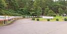 大会を支えるスポンサー看板が設置された山陰ご縁結びレディースの会場進入路＝鳥取県伯耆町丸山、大山平原ゴルフクラブ