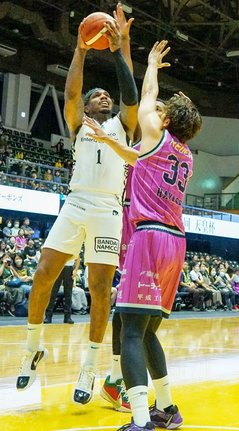 【４回戦・島根－福島】シュートを放つ島根のコティ・クラーク（左）＝ブレックスアリーナ宇都宮（島根スサノオマジック提供）