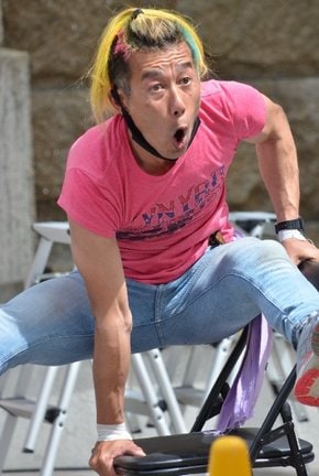 パフォーマンスを披露するジロー今村さん＝松江市殿町、カラコロ工房