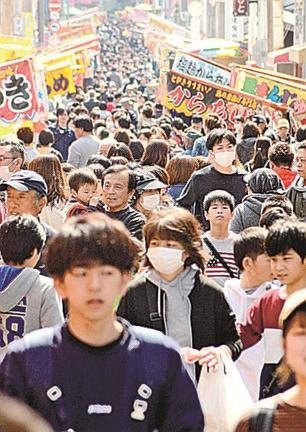 春の彼岸市で歩行者天国の通りを埋め尽くす買い物客たち＝２０１９年３月、大田市大田町