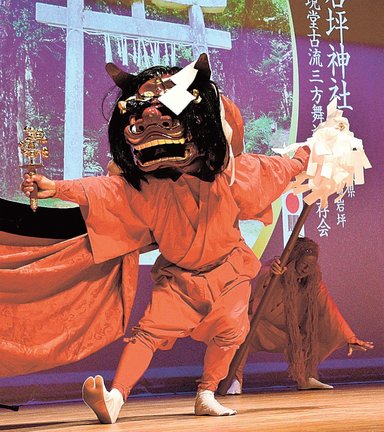 神楽獅子の頭で鈴と御幣を持って舞う岩坪神社権現堂古流三方舞神獅子保存会のメンバー=鳥取市扇町、鳥取県民ふれあい会館