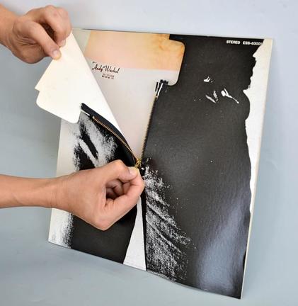 「スティッキー・フィンガーズ」のジャケットの切れ込みを開き、ジッパーを下ろすと、アンディ・ウォーホルの名前の入った白いブリーフが現れる