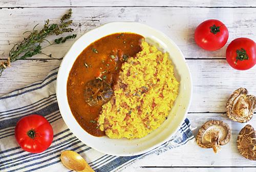 新商品のレトルトカレー「鳥取県産まるごとどんことトマトのクリームカレー」。鳥取カレーの素を使い、優しい旨みがたっぷり