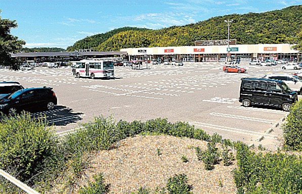 テナント棟２棟の新設を検討しているイオンタウン大田。写真手前の駐車場区画に１棟を建てる＝大田市長久町