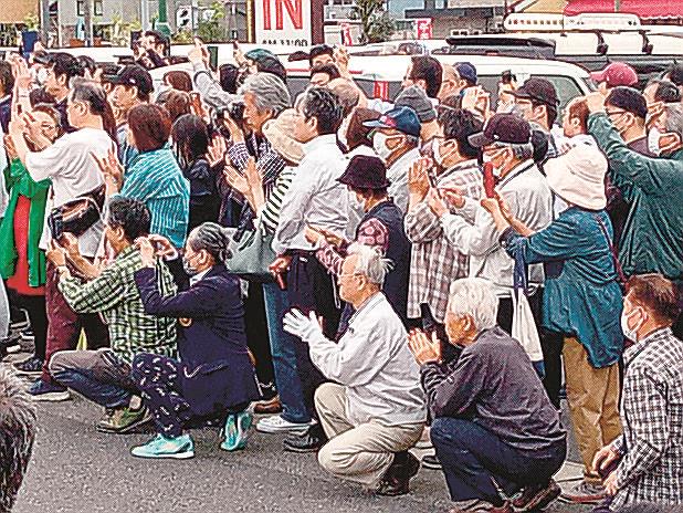 亀井亜紀子氏の街頭演説に集まった有権者たち＝２０日、松江市学園２丁目