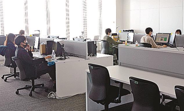 島根ＢＰＯセンターでパソコン事務などに従事する従業員＝松江市朝日町、島根銀行本店ビル