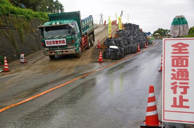 応急対策が進む国道９号の地滑り現場＝３日午前１０時半、出雲市多伎町小田