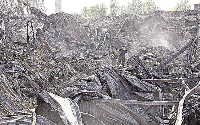 迎撃したミサイルの破片で全焼し、崩れ落ちた巨大ショッピングセンターの屋根＝16日、ウクライナ南部オデッサ（共同）