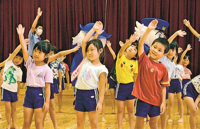 歌とダンスで横断歩道の渡り方を学ぶ園児＝鳥取県智頭町智頭、ちづ保育園