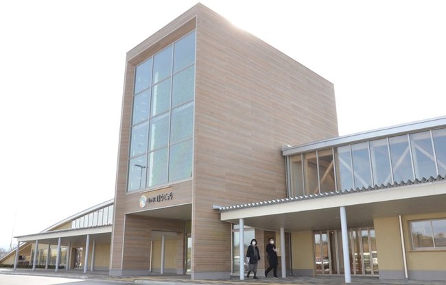 新たな地域振興拠点として、４月２５日オープンを控える「道の駅ほうじょう」の駅舎＝鳥取県北栄町国坂