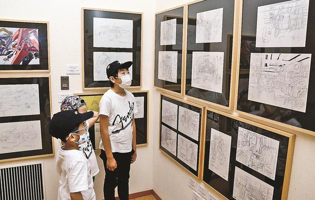 細かく描かれた山根公利さんの作品を見る来館者＝浜田市野原町、市世界こども美術館