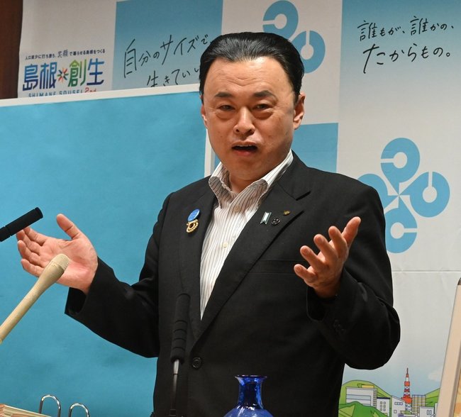 政府が示した「ふるさと住民登録制度」を疑問視する丸山達也知事＝松江市殿町、島根県庁