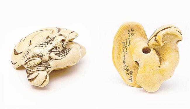 小川巌水の「茸に蛙」。裏面には和歌が刻まれている（提物屋提供）