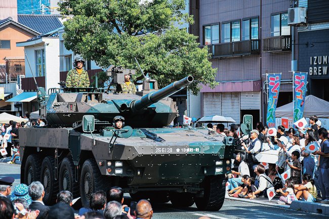 パレードする１６式機動戦闘車＝出雲市今市町、くにびき中央通り