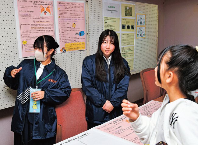 ペットとの避難について説明する安来高校の生徒=安来市伯太町東母里、伯太中央交流センター