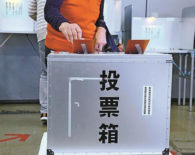 衆院選の期日前投票を行う有権者。ネット投票が導入されれば出向く手間がなくなる＝松江市内