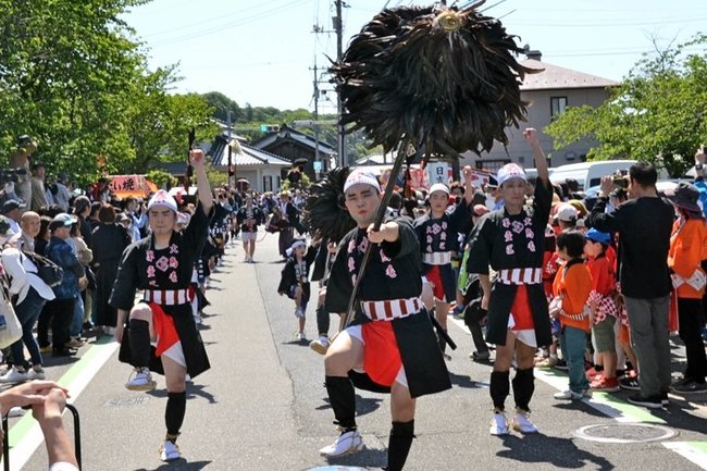 鳥毛を振り上げ、山車や神輿の行列を先導する大人奴＝米子市淀江町西原