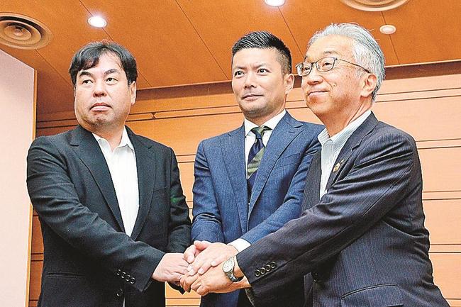 「白扇」再建の進め方について合意し、記者会見で握手する(左から)島原道範社長、梶山暁史取締役、青砥隆志理事長＝米子市東福原２丁目、米子信用金庫