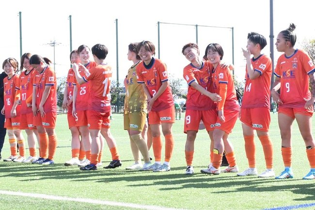 湘南を下しなでしこリーグ２部初勝利を決め喜ぶディオッサ出雲ＦＣの選手＝４月１３日、出雲健康公園多目的運動場