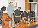上代タノのエピソードを演じるメンバーたち＝雲南市大東町大東、大東高校